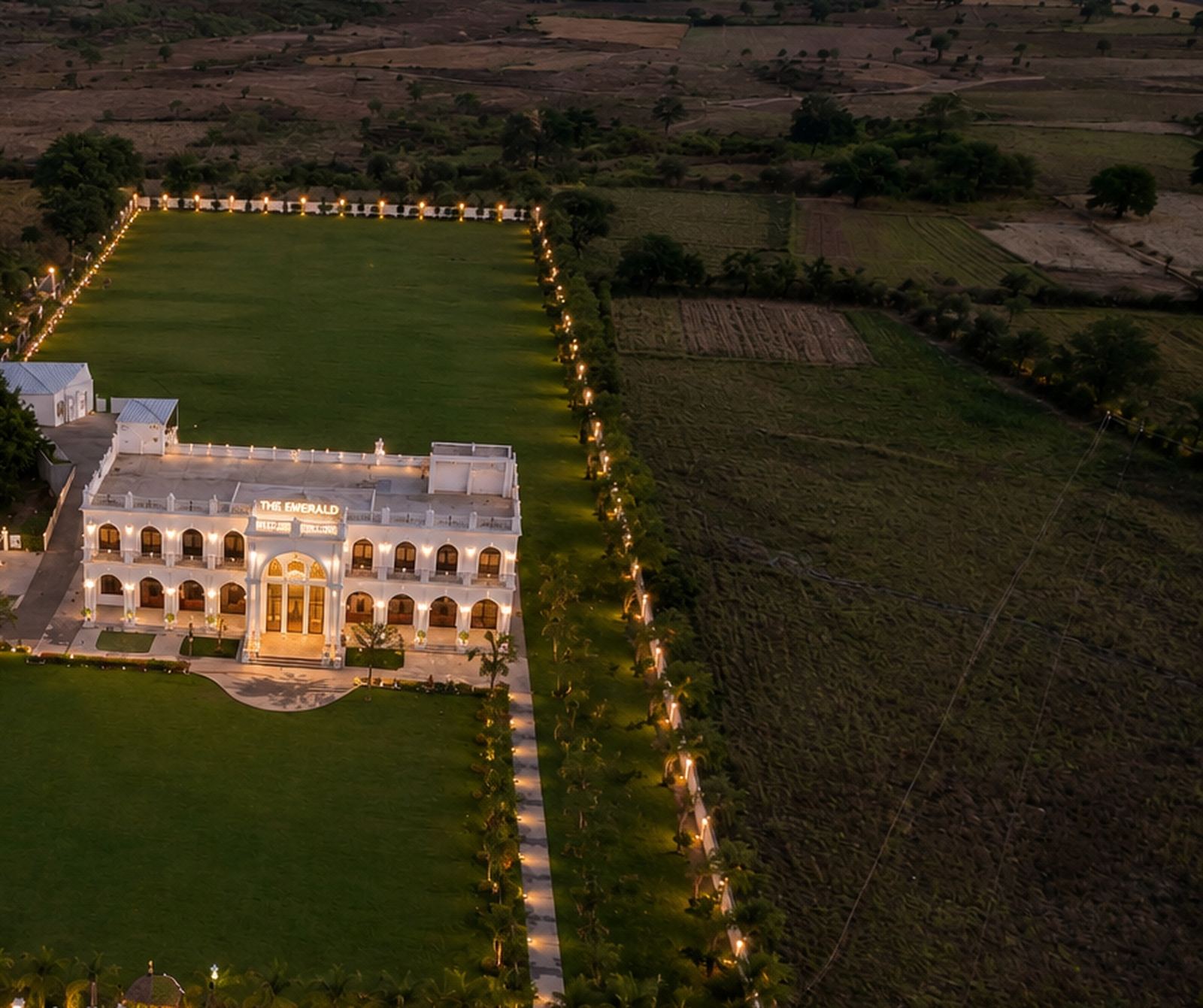 The Emerald Lawn — grand rear lawn for 2000 guests